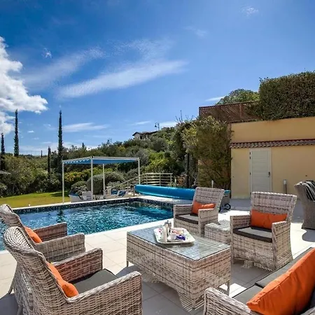 3bed , Heated Swimming Pool , Mountain Views