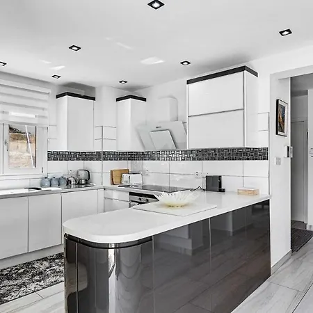 3bed , Heated Swimming Pool , Mountain Views Apartment Kouklia