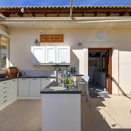 3bed , Heated Swimming Pool , Mountain Views *