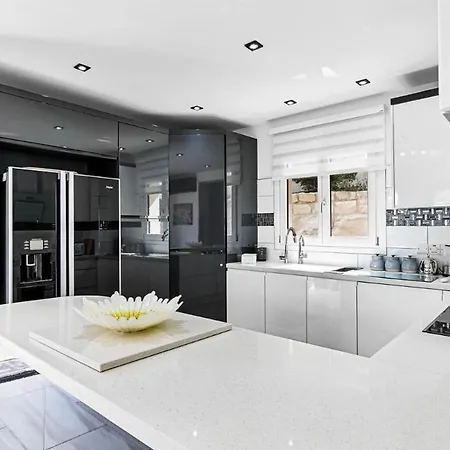 Apartment 3bed , Heated Swimming Pool , Mountain Views