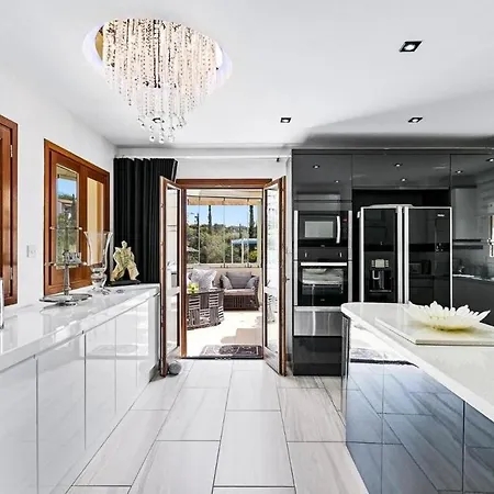 3bed , Heated Swimming Pool , Mountain Views