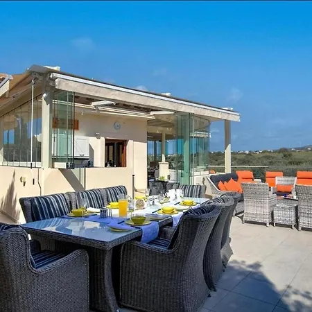 3bed , Heated Swimming Pool , Mountain Views