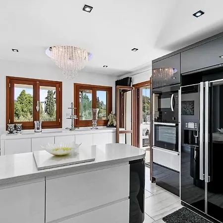 3bed , Heated Swimming Pool , Mountain Views *