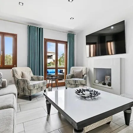 3bed , Heated Swimming Pool , Mountain Views