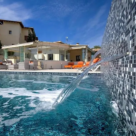 3bed , Heated Swimming Pool , Mountain Views Apartment