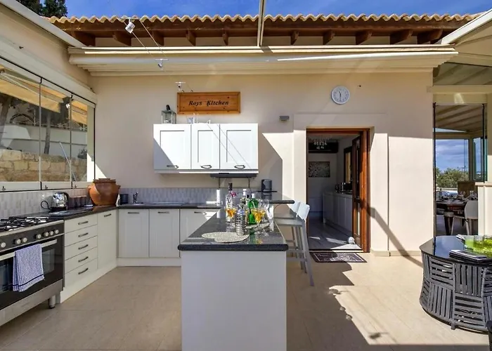 3bed , Heated Swimming Pool , Mountain Views *