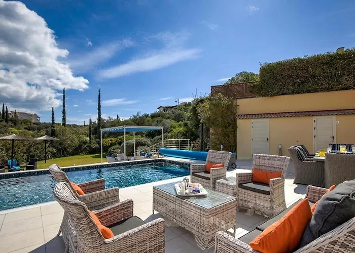 3bed , Heated Swimming Pool , Mountain Views