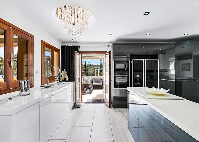 3bed , Heated Swimming Pool , Mountain Views