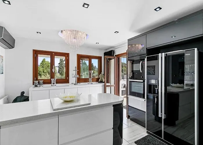 3bed , Heated Swimming Pool , Mountain Views *